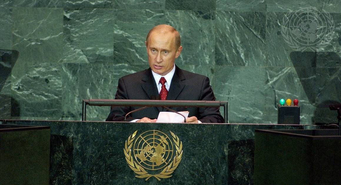 Russlands president, Vladimir Putin, er opptatt av å ha innflytelse i nabolandene Armenia og Aserbajdsjan. Her taler han til FNs generalforsamling i 2005. Foto: UN Photo/Joshua Kristal.